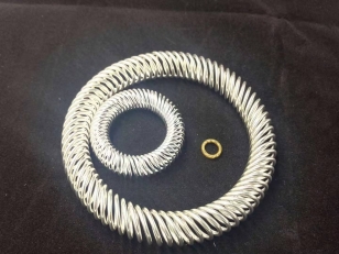 Contact finger spring for conduction - inclined coil spring