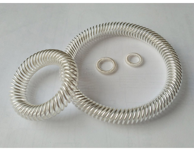 The spring contact finger has a shielding effect, also known as a shielding spring