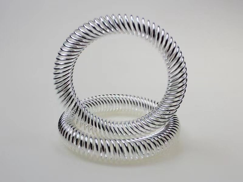 Spring contact finger is suitable for various tolerances